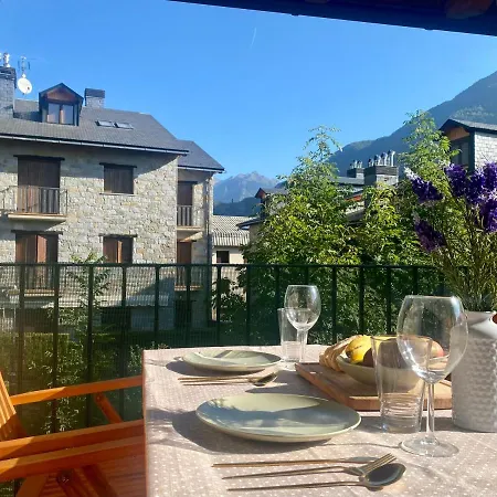 Balcon Del Esera Apartment *